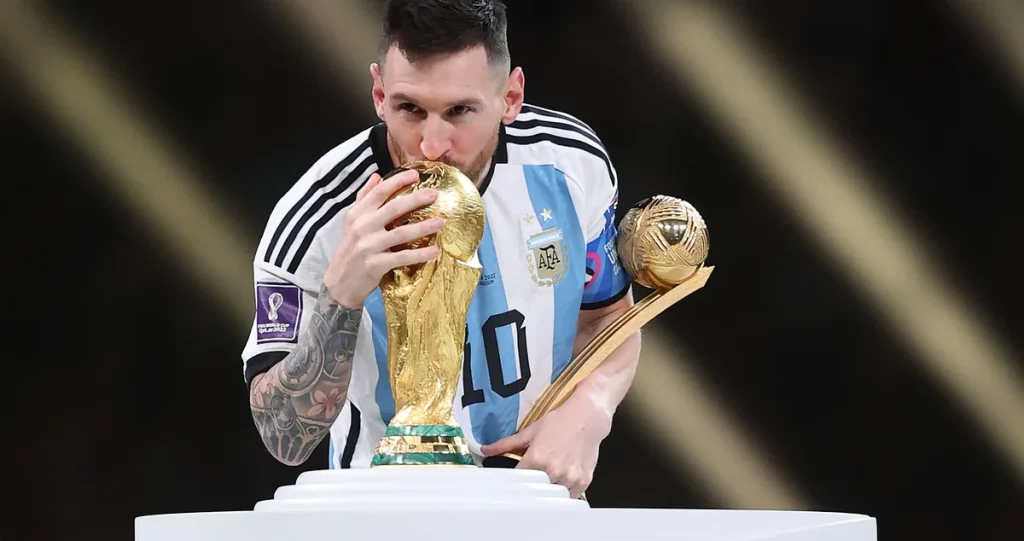 Messi 2022 Katar'da Dünya Kupası'nı öpüyor